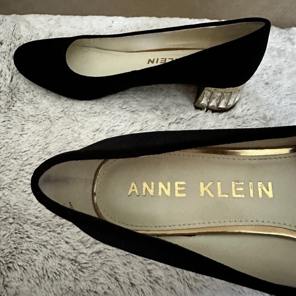 Stunning Anne Klein Black Velvet size 10 Dress shoe with Elegant block heel - Picture 7 of 8